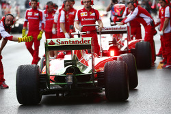 Kimi Raikkonen, Ferrari SF15-T derrière Sebastian Vettel, Ferrari SF15-T, dans les stands