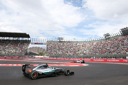 Nico Rosberg, Mercedes AMG F1 W06 con los frenos traseros en llamas