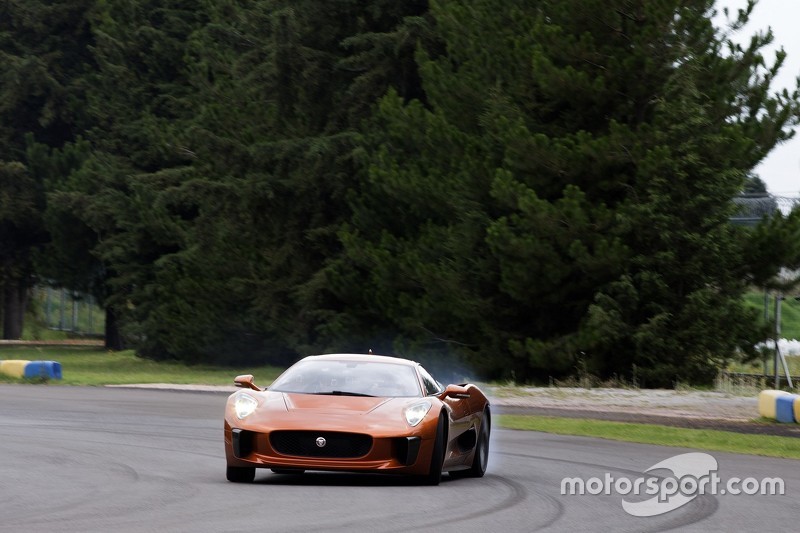 Felipe Massa au volant de la Jaguar C-X75