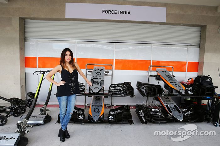 Dulce María, cantante y actriz con el  Sahara Force India F1