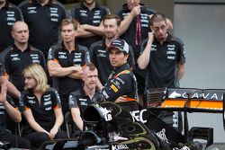 Sergio Pérez, Sahara Force India con miembros de su equipo