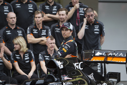 Sergio Pérez, Sahara Force India con miembros de su equipo