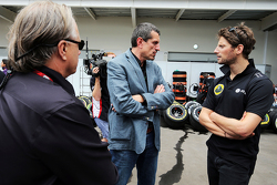 Gene Haas, directeur Haas Automotion met Guenther Steiner, Haas F1 teambaas en Romain Grosjean, Lotu