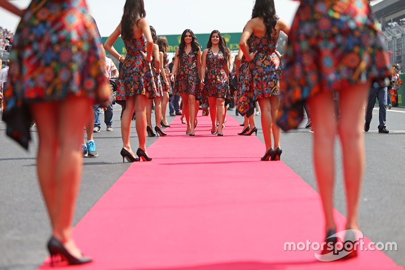 Chicas de la parrilla en el desfile de pilotos.