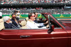 Nigel Mansell fährt Carlos Slim Domit, Vorsitzender von America Movil, und Bernie Ecclestone bei der