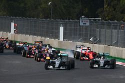 Nico Rosberg, Mercedes AMG F1 W06 voor ploegmaat Lewis Hamilton, Mercedes AMG F1 W06 bij de start