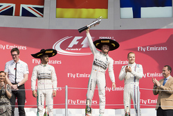 Podio: Primer lugar Nico Rosberg, Mercedes AMG F1, Segundo Lugar Lewis Hamilton Mercedes AMG F1 y el