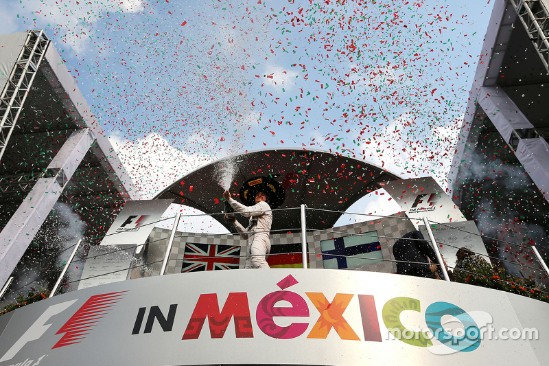 Podium: Race winner Nico Rosberg, Mercedes AMG F1 W07