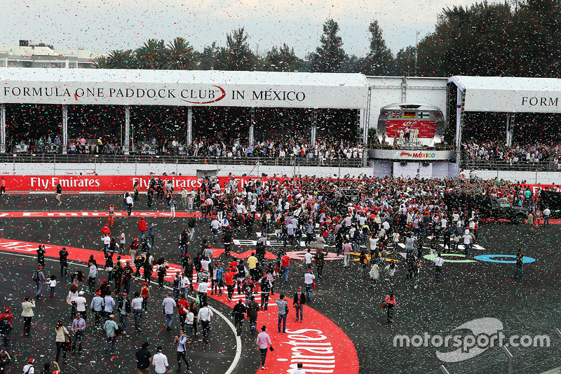 Podio: Sgundo lugar Lewis Hamilton, Mercedes AMG F1, ganador de la carrera Nico Rosberg, Mercedes AM