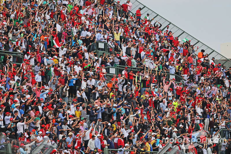 Fans en la tribuna