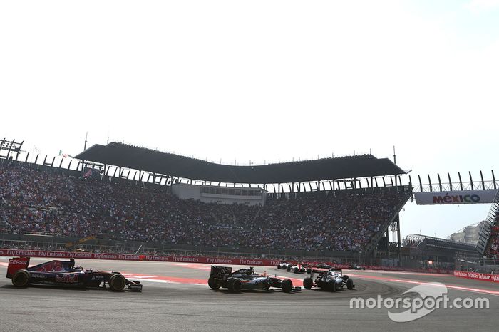 Sergio Pérez, Sahara Force India y Carlos Sainz, Scuderia Toro Rosso