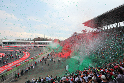 Pita menutupi fans di grandstand saat perayaan podium dimulai