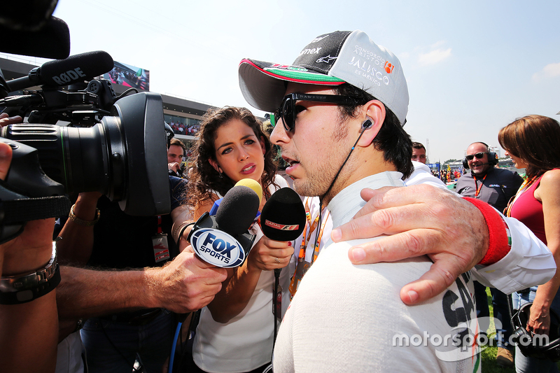 Sergio Pérez, Sahara Force India F1con los medios en la parrilla