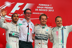 Podium : le deuxième Lewis Hamilton Mercedes AMG F1, Andrew Shovlin, Ingénieur Mercedes AMG F1, le vainqueur Nico Rosberg, Mercedes AMG F1, et le troisième Valtteri Bottas, Williams