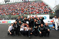 Команда Mercedes AMG F1 празднует на подиуме
