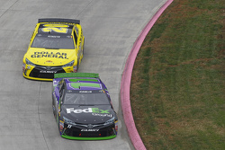 Jamie McMurray, Chip Ganassi Racing Chevrolet; Matt Kenseth, Joe Gibbs Racing Toyota