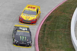 Kurt Busch, Stewart-Haas Racing Chevrolet, Joey Logano, Team Penske Ford
