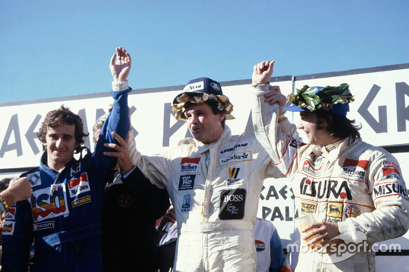 Podio: il vincitore Alan Jones, Williams, secondo Alain Prost, terzo Bruno Giacomelli