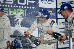 Race winnaars Timo Bernhard, Mark Webber, Brendon Hartley, Porsche Team vieren op podium