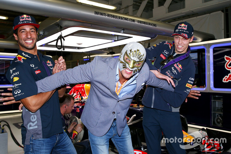 Daniel Ricciardo, Red Bull Racing y Daniil Kvyat, Red Bull Racing con el luchador mexicano Místico