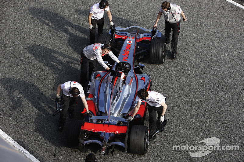 Heikki Kovalainen test ediyoryeni McLaren Mercedes MP4-23