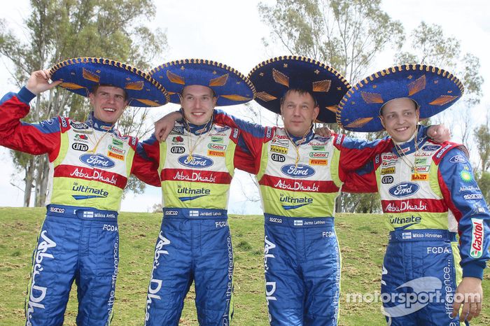BP Ford Abu Dhabi World Rally Team se divertiren antes de iniciar el 2008 Rally México: Mikka Anttila; Jari-Matti Latvala, Jarmo Lehtinen y Mikko Hirvonen