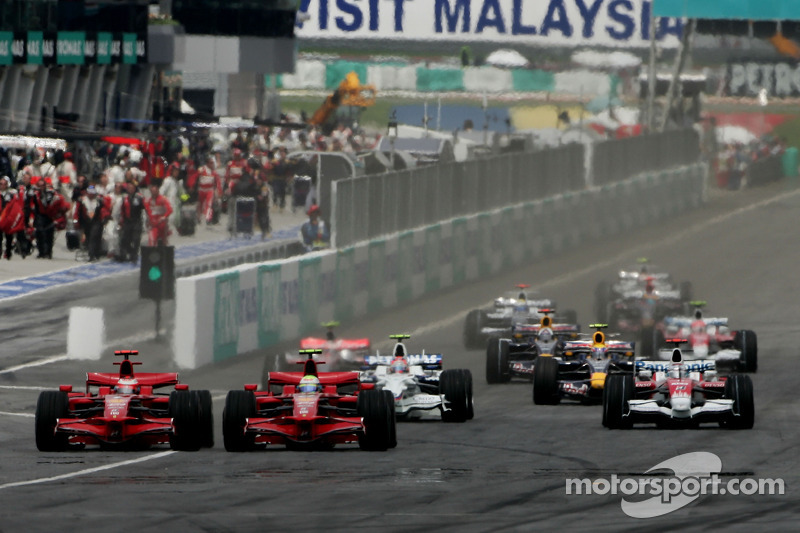 Start: Felipe Massa, Scuderia Ferrari, F2008 battle ve Kimi Raikkonen, Scuderia Ferrari, F2008