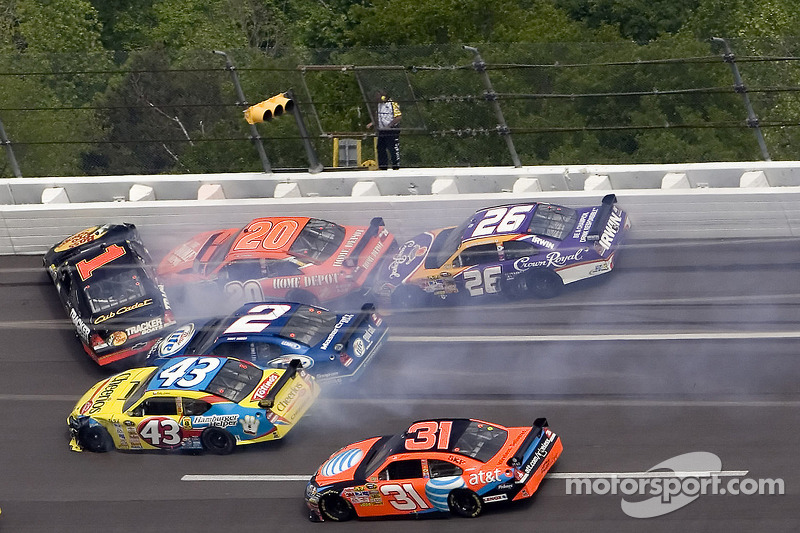 Crash mit Martin Truex Jr., Tony Stewart, Jamie McMurray, Kurt Busch, Bobby Laonte und Jeff Burton