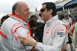 Ron Dennis, Presidente de McLaren y director del equipo con Pedro de la Rosa, piloto de prueba McLar
