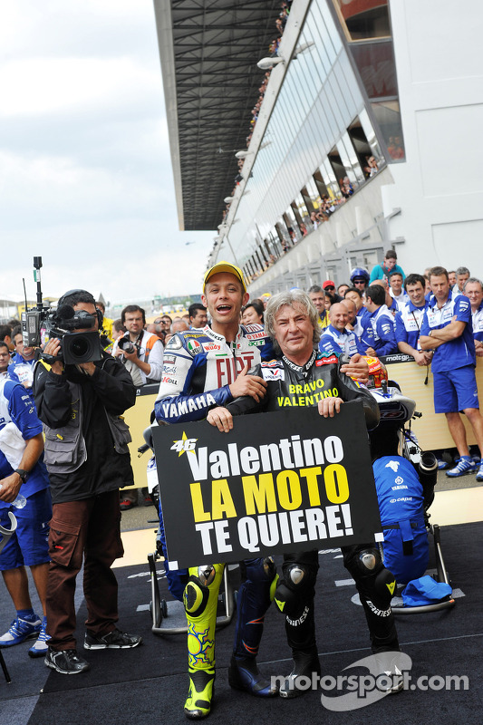 Ganador de la carrera Valentino Rossi celebra su victoria 90 carreras con Angel Nieto