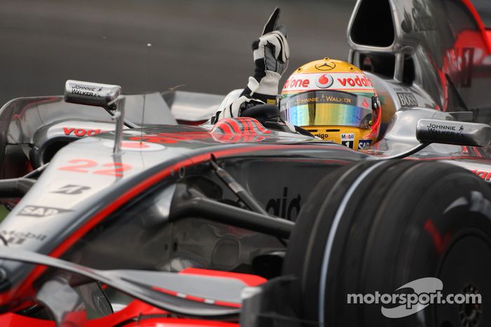 Ganador de la pole position Lewis Hamilton, McLaren Mercedes