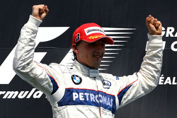Podyum: race winner Robert Kubica celebrates