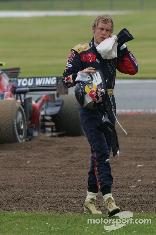 David Coulthard, Red Bull Racing, RB4 y Sebastian Vettel, Scuderia Toro Rosso, STR03 chocan