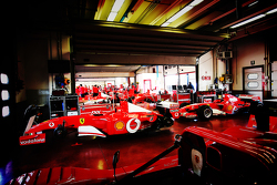 Le monoposto Ferrari F1 Clienti in allestimento nel box