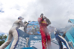 Podio: il vincitore della gara Lucas di Grassi, ABT Schaeffler Audi Sport, al secondo posto Sam Bird