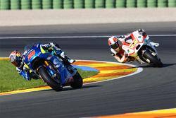Maverick Viñales, Team Suzuki MotoGP; Yonny Hernandez, Pramac Racing Ducati