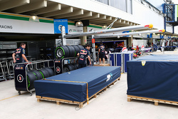 Red Bull Racing déballe son fret dans le paddock