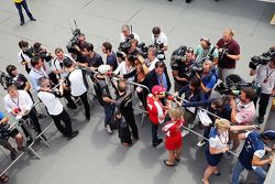 Jenson Button, McLaren; Nico Hulkenberg, Sahara Force India F1; Sebastian Vettel, Ferrari; e Felipe Massa, Williams com jornalistas