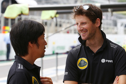Ayao Komatsu, Lotus F1 Team ingeniero de carrera con Romain Grosjean, de Lotus F1 Team