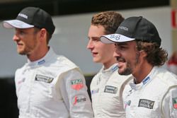 Jenson Button, McLaren avec Stoffel Vandoorne, Pilote de réserve et d'essais McLaren et Fernando Alonso, McLaren lors d'une photo collective