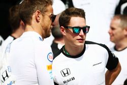 (L to R): Jenson Button, McLaren con Stoffel Vandoorne, McLaren Piloto de Prueba y de Reserva en una