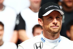 Jenson Button, McLaren en una fotografía de equipo
