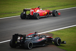 La McLaren MP4-30 de Fernando Alonso, McLaren est dépassée par Sebastian Vettel, Ferrari
