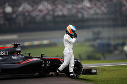 Фернандо Алонсо, McLaren MP4-30 остановился на трассе во время второй тренировки