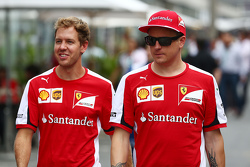 (L naar R): Sebastian Vettel, Ferrari met teamgenoot Kimi Raikkonen, Ferrari