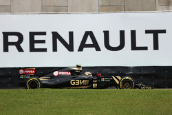 Pastor Maldonado, Lotus F1 E23, vor einer Renault-Werbetafel