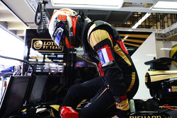 Ромен Грожан, Lotus F1 E23 с французским триколором в память о жертвах террактов в Париже