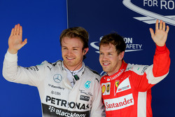 Ganador de la pole Nico Rosberg, Mercedes AMG F1 Teamy el tercer lugar Sebastian Vettel, Scuderia Fe