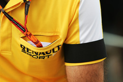 Cyril Abiteboul, Directeur Général Renault Sport F1 porte un brassard noir en hommage aux victimes des attentats de Paris