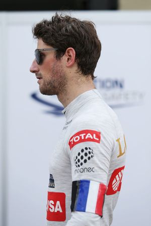 Romain Grosjean, Lotus F1 Team coloca uma faixa com as cores da França no braço em respeito às vitimas dos atentados a Paris